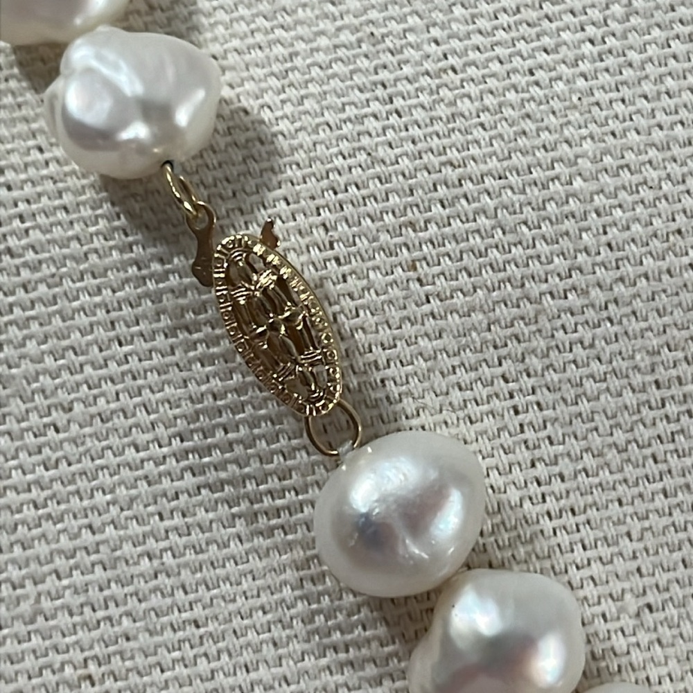 Elegant White Pearl Necklace - Picture 3 of 9